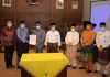 Gubernur Riau, Bupati Siak Alfedri dan sejumlah bupati se-Provinsi Riau melaksanakan penandatanganan kesepakatan batas wilayah masing-masing daerah di ruang auditorium, Lt. 8 Kantor Gubernur Riau, Jumat (21/05/21).