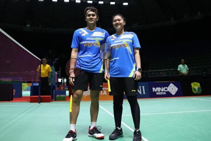 Pasangan XD Adnan Maulana/ Indah Cahya Jamil bermain cukup baik di Indonesia Open (IO) 2025. Mengulang prestasi di Thailand Open bulan Mei lalu, melaju sampai ke perempat final, dengan menyingkirkan beberapa pemain unggulan. Gambar dari https://pbsi.id/2024/08/25/wondr-by-bni-indonesia-international-challenge 