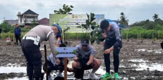 Kapolda Riau Launching Green Policing Runners, Tanam 100 Pohon di Bantaran Sungai Siak