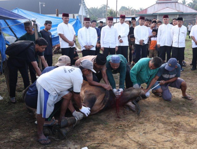 Kapolri dan Kapolda Riau Berkurban di Ponpes UAS, Daging Disalurkan ke Masyarakat Pinggiran Kota IMG-20260530-WA0006_copy_640x484