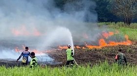 Pemadam-Kebakaran-dan-TNI-yang-berusaha-memadamkan-Karhutla-Dok.-Riau-Aktual