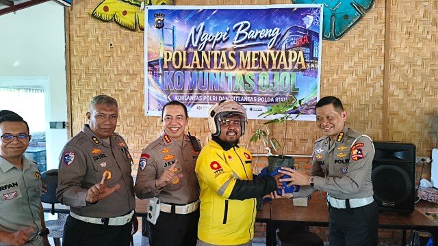 Dari Servis Gratis hingga SIM Khusus, Inovasi Kapolda Riau Tuai Apresiasi Korlantas Polri IMG-20260610-WA0043_copy_640x360