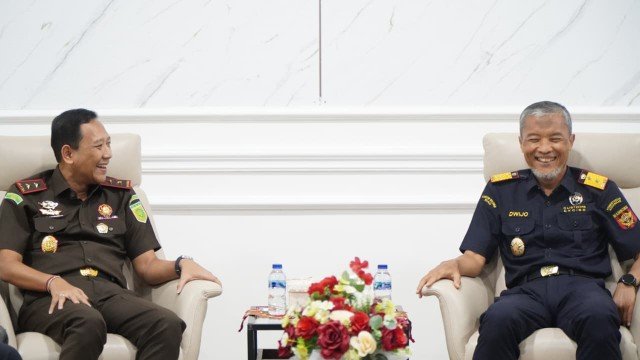 Perkuat Sinergi Penegakan Hukum, Kajati Riau Terima Kunjungan Kepala Kanwil Bea Cukai IMG-20260622-WA0040_copy_640x360