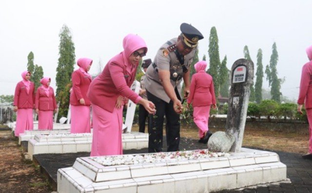 Kenang Jasa Pahlawan, Polres Kampar Gelar Ziarah dan Tabur Bunga Sambut Hari Bhayangkara ke-80 IMG-20260622-WA0047_copy_640x396