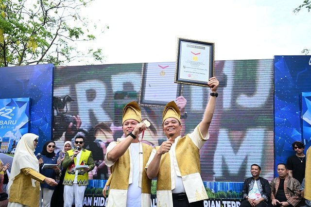 MURI – Foto Wali & Wakil Walikota Beserta Istri.jpg