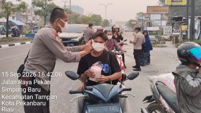 Peduli Kesehatan di Tengah Kabut Asap, Polsek Binawidya Bagikan Masker kepada Pengendara IMG-20260915-WA0028