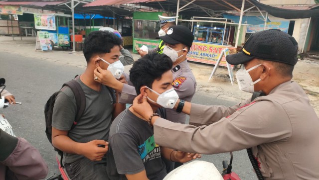 Kapolsek Rumbai Bagikan 100 Masker, Lindungi Warga dari Dampak Kabut Asap Karhutla IMG-20260915-WA0033
