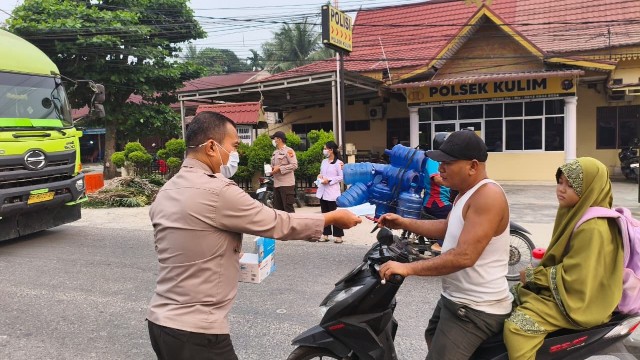 Antisipasi Dampak Kabut Asap, Kapolsek Kulim Bagikan Ratusan Masker ke Pengendara IMG-20260915-WA0058
