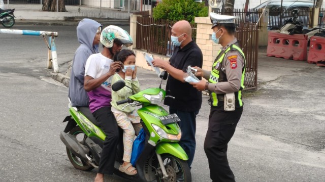 Kabut Asap Selimuti Pekanbaru, Polsek Senapelan Bagikan Masker ke Pengguna Jalan IMG-20260915-WA0077