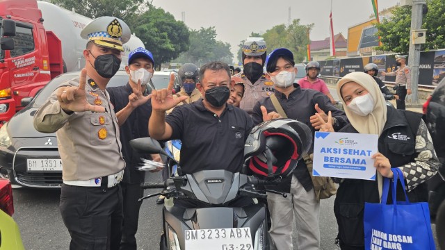 Lindungi Warga dari Kabut Asap, Ditlantas Polda Riau Bagikan 1.000 Masker ke Pengendara IMG-20260915-WA0108