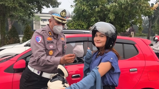 Polisi bersama masyarakat, Ditlantas Polda Riau Bagikan 1.000 Masker Ditengah Kabut Asap IMG-20261008-WA0011
