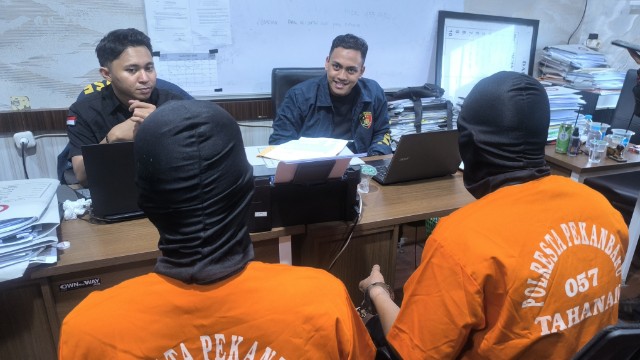 Polresta Pekanbaru Ringkus Begal Bersenpi, Ngaku Polisi Saat Beraksi IMG_20261008_171156
